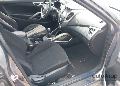 2016 Hyundai Veloster Base (M6) z USA, uszkodzony, nr VIN KMHTC6AD4GU303242